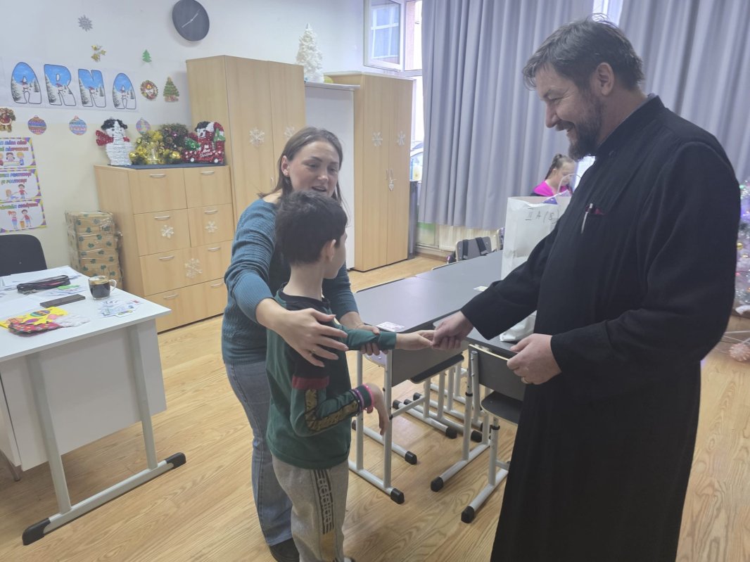 Daruri pentru copiii Școlii Speciale „Sfântul Nicolae” din Bucureşti 349619