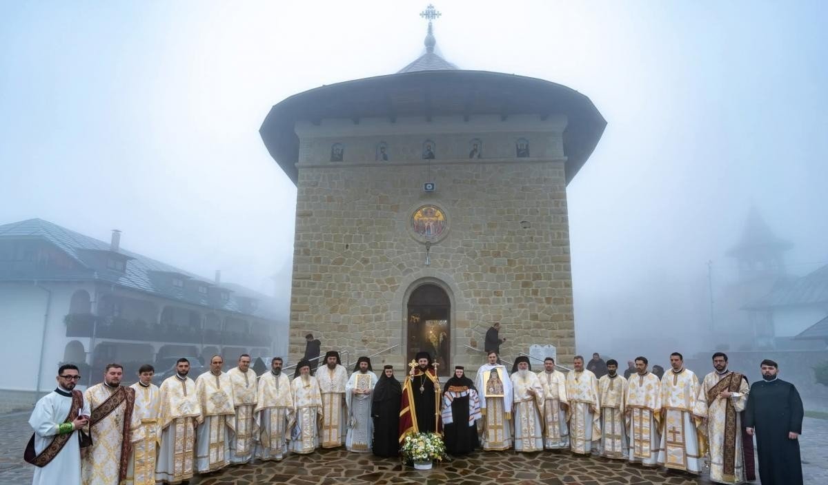 Liturghie arhierească la Mănăstirea Măgura Ocnei 349616