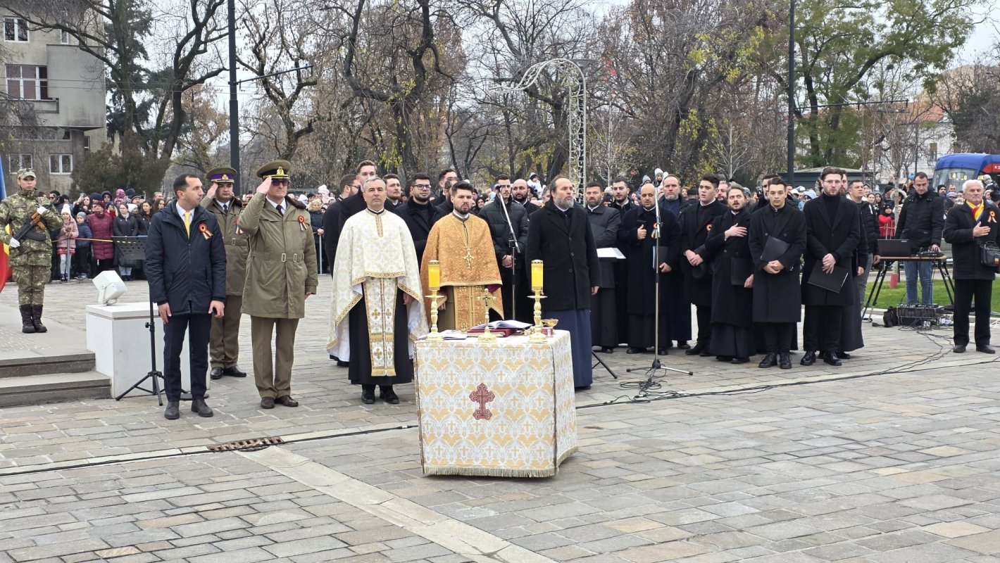 Ziua Națională sărbătorită în fața Catedralei Episcopale din Oradea 349610
