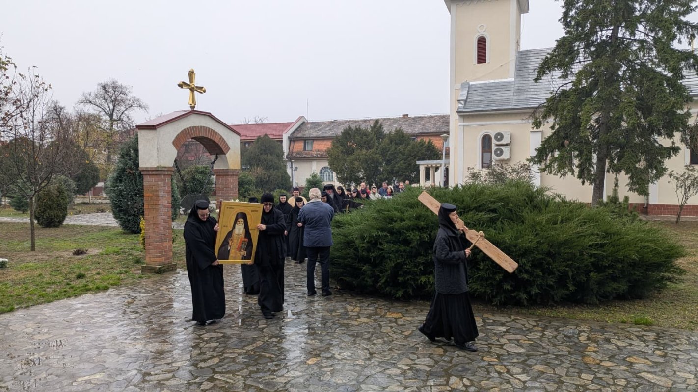 Moaștele Sfântului Cuvios Calistrat așezate în biserica Mănăstirii Timișeni 350065
