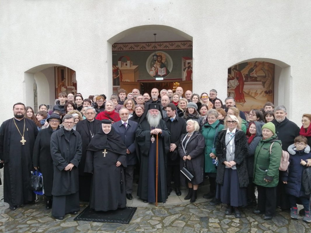 Moaștele Sfântului Cuvios Calistrat așezate în biserica Mănăstirii Timișeni 350066