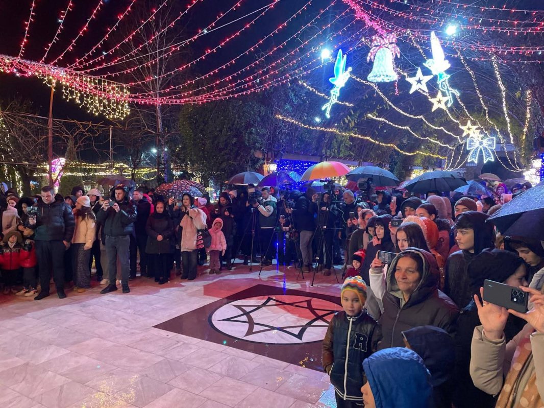 Peste 600 de copii au primit daruri la Mănăstirea Pantocrator 350099