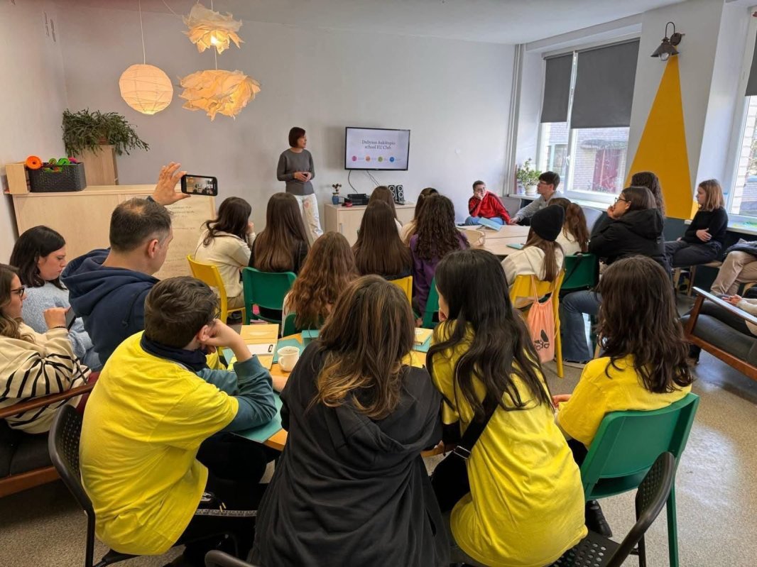 Școala viitorului: elevi autonomi și implicați, profesori „ghizi” 350120