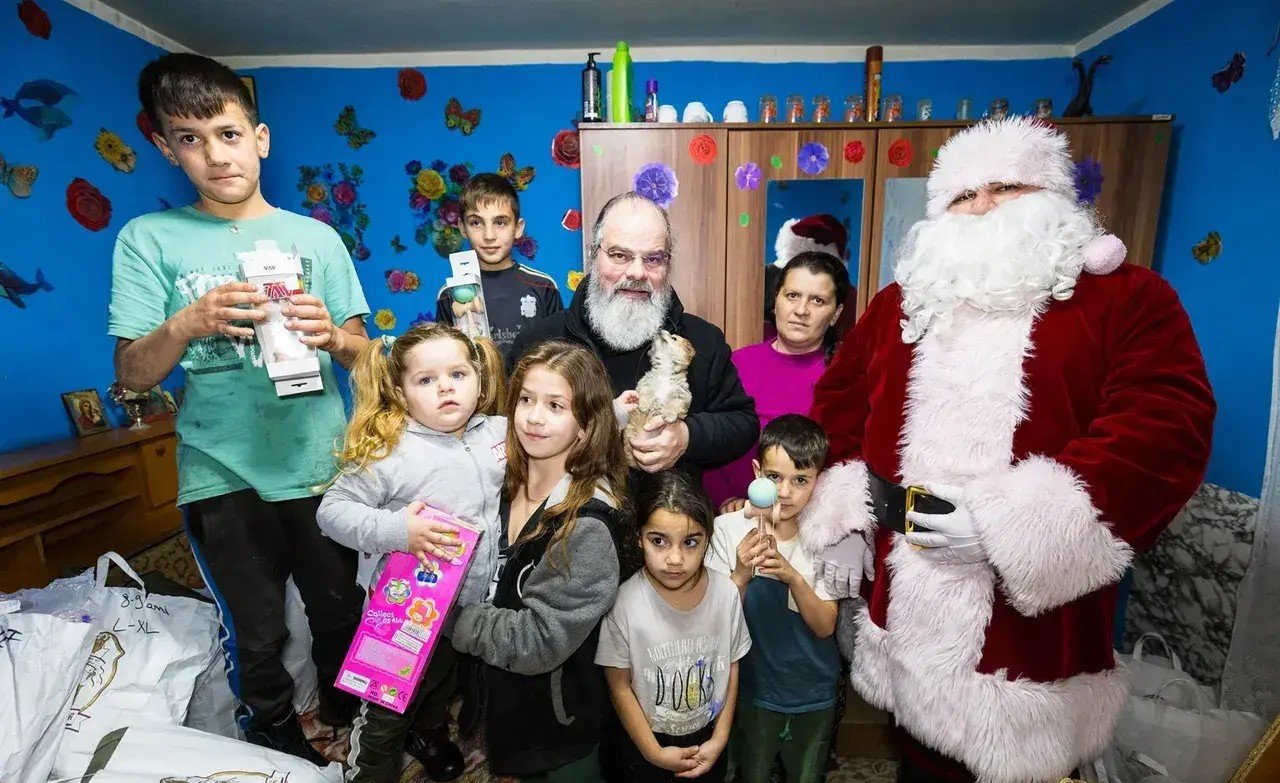 Caravana „Dar de Crăciun” colindă cele mai modeste case ale eparhiei 350332