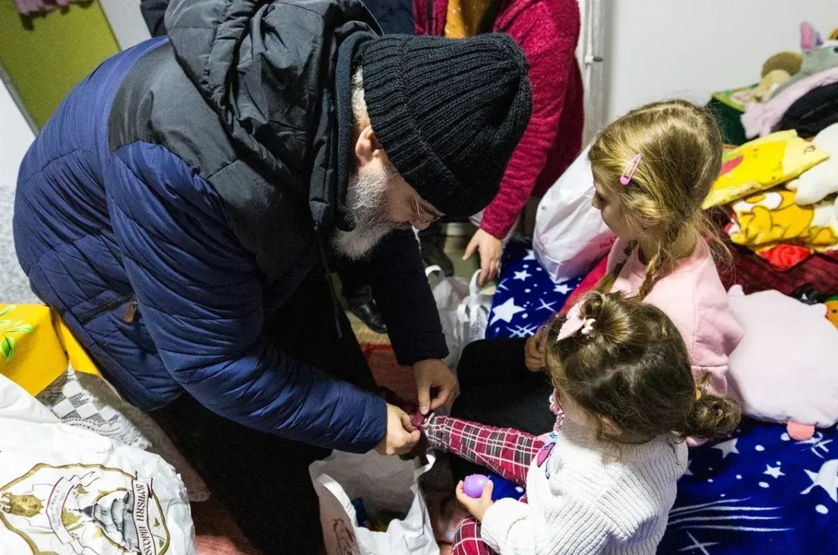 Caravana „Dar de Crăciun” colindă cele mai modeste case ale eparhiei 350333