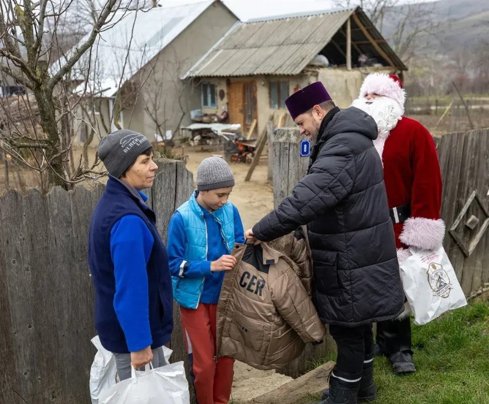 Caravana „Dar de Crăciun” colindă cele mai modeste case ale eparhiei 350334