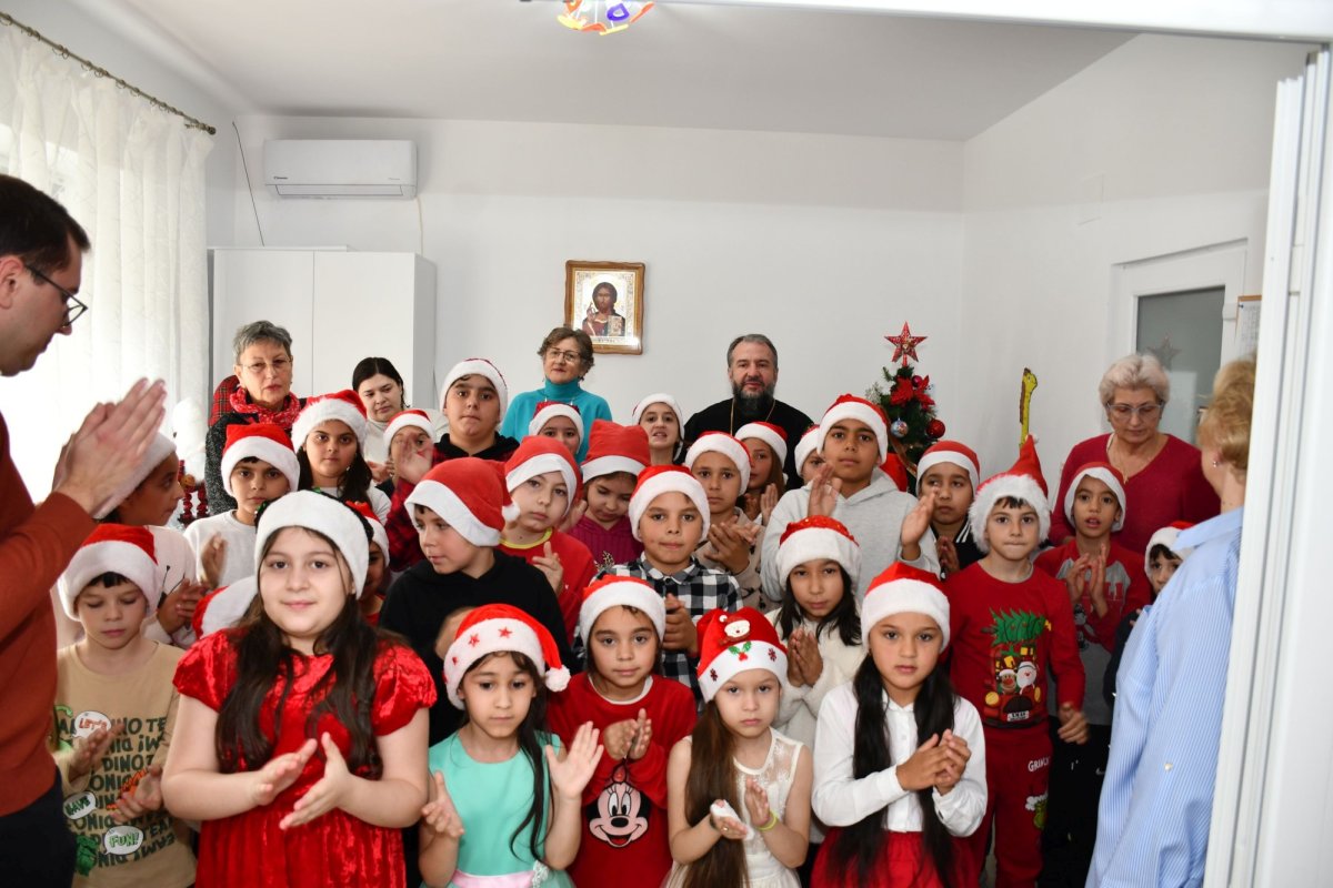 Colinde și daruri pentru beneficiarii mai multor instituții medicale și social‑filantropice 350390