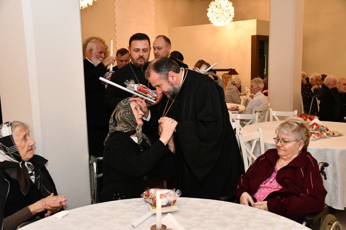 Colinde și daruri pentru beneficiarii mai multor instituții medicale și social‑filantropice 350393