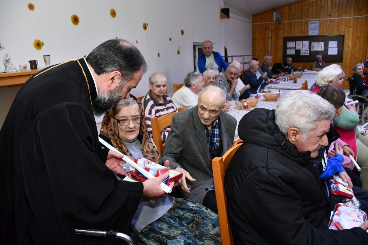 Colinde și daruri pentru beneficiarii mai multor instituții medicale și social‑filantropice 350395