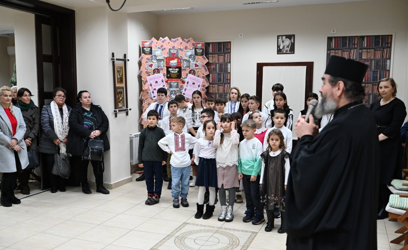 Expoziție de icoane pictate de elevii Școlii Gimnaziale „Sfântul Arsenie  de la Prislop” din Deva 350343