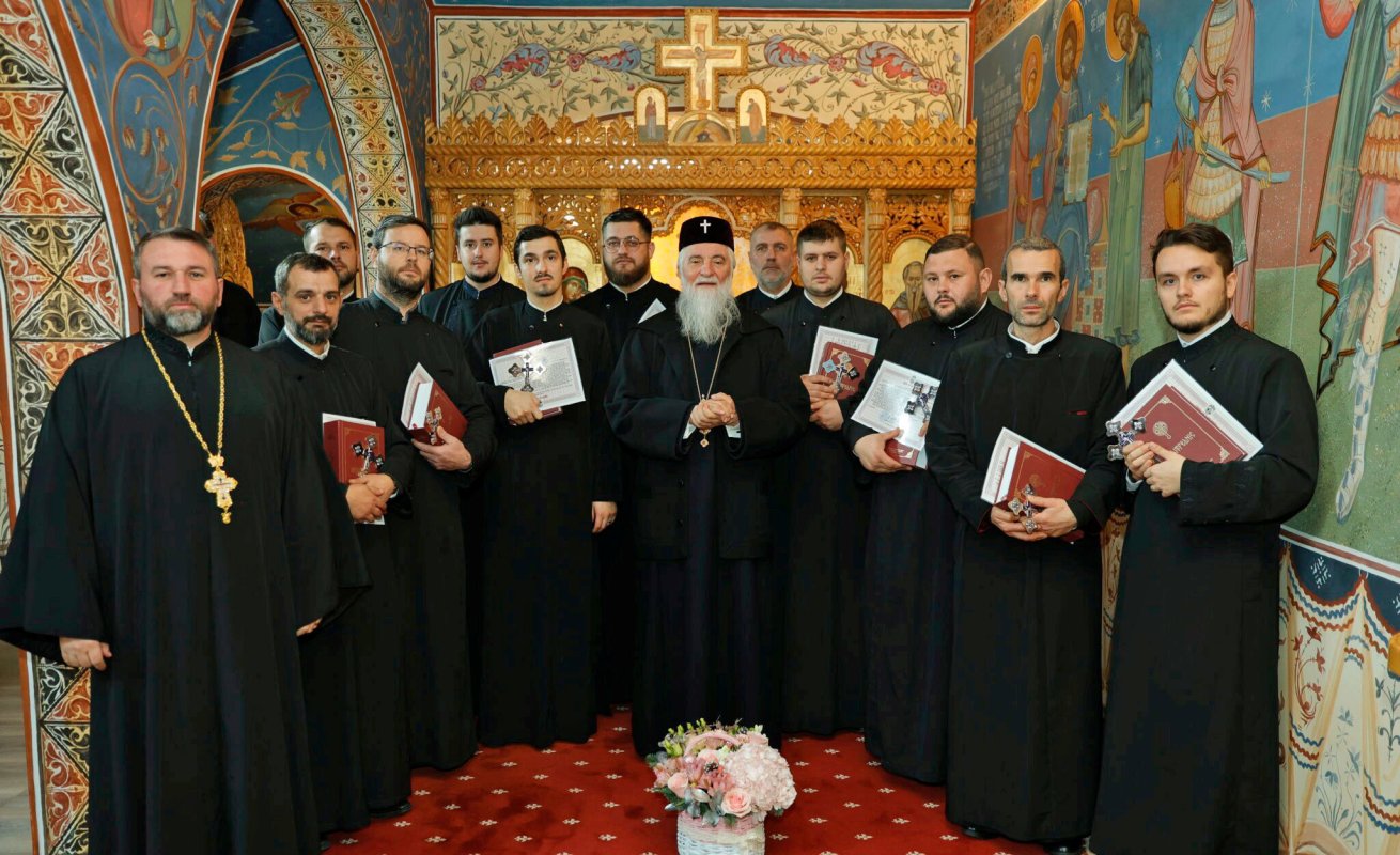 Hirotesii de duhovnici în Arhiepiscopia Craiovei 350513