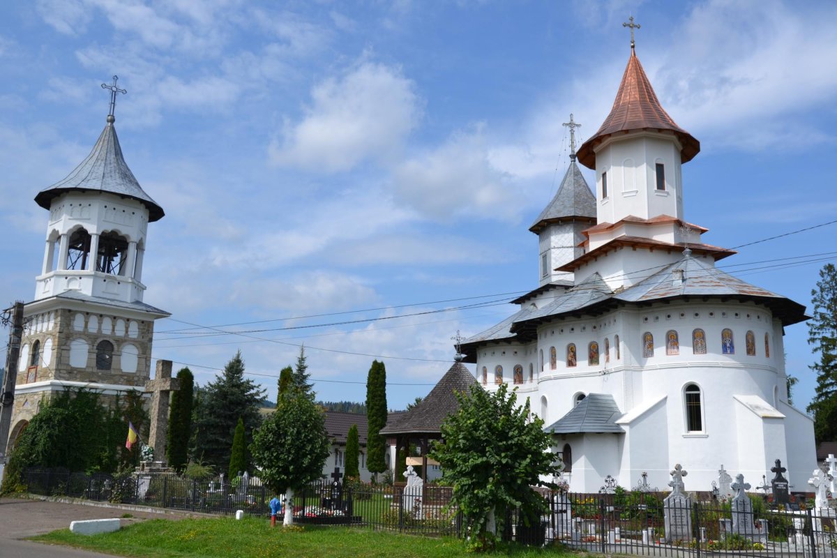 Biserica albă de pe Valea Suhăi 349723