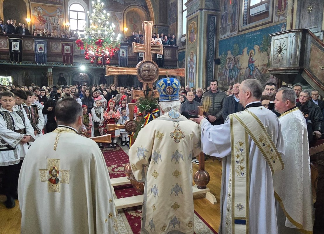 Sfințirea noilor cruci la Biserica „Sfântul Ierarh Nicolae” din Sângeorz-Băi 350752