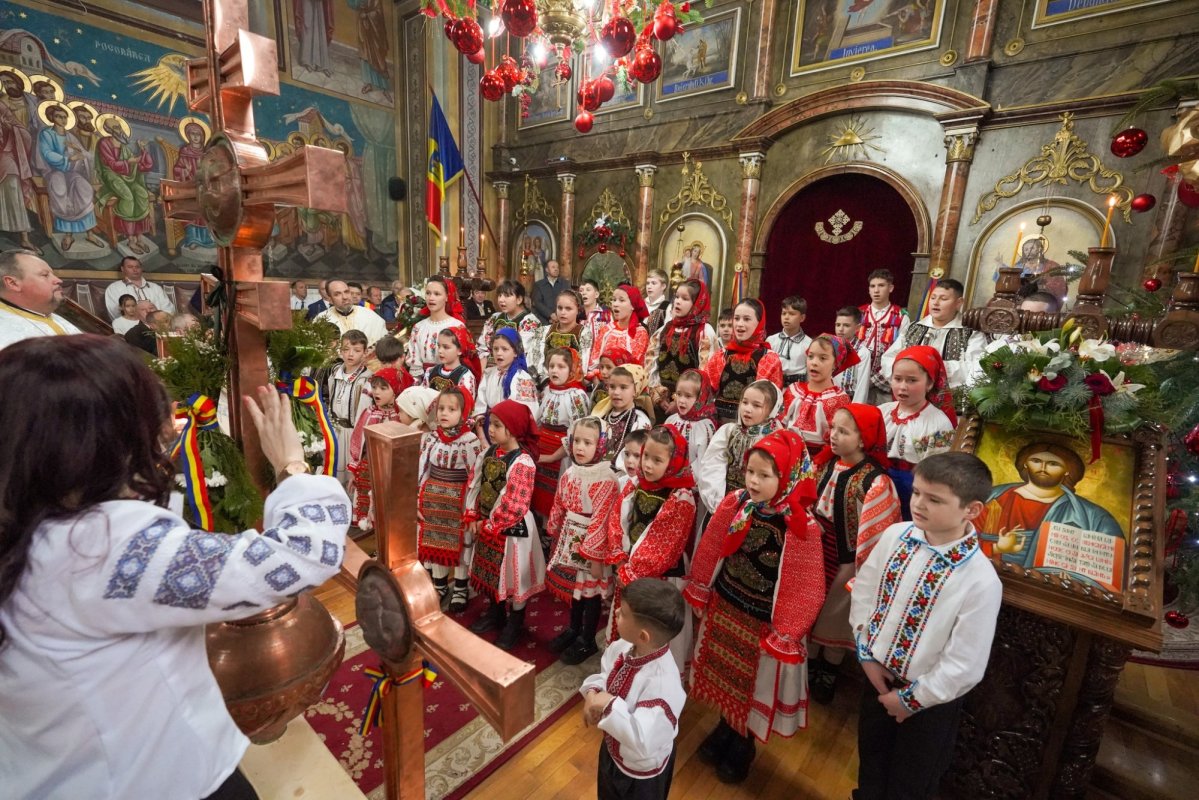 Sfințirea noilor cruci la Biserica „Sfântul Ierarh Nicolae” din Sângeorz-Băi 350753