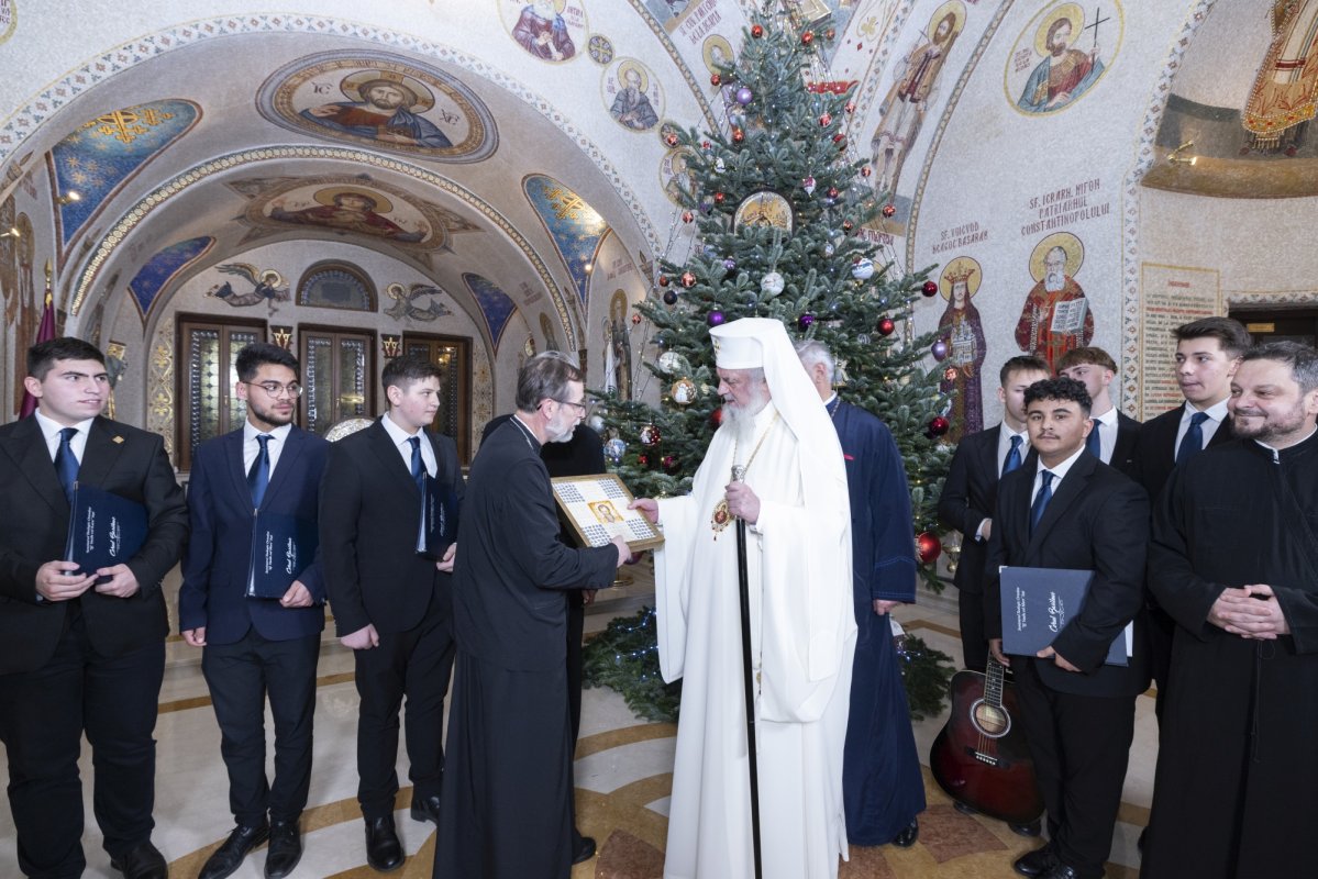 Primii colindători la Reședința Patriarhală din București 351102