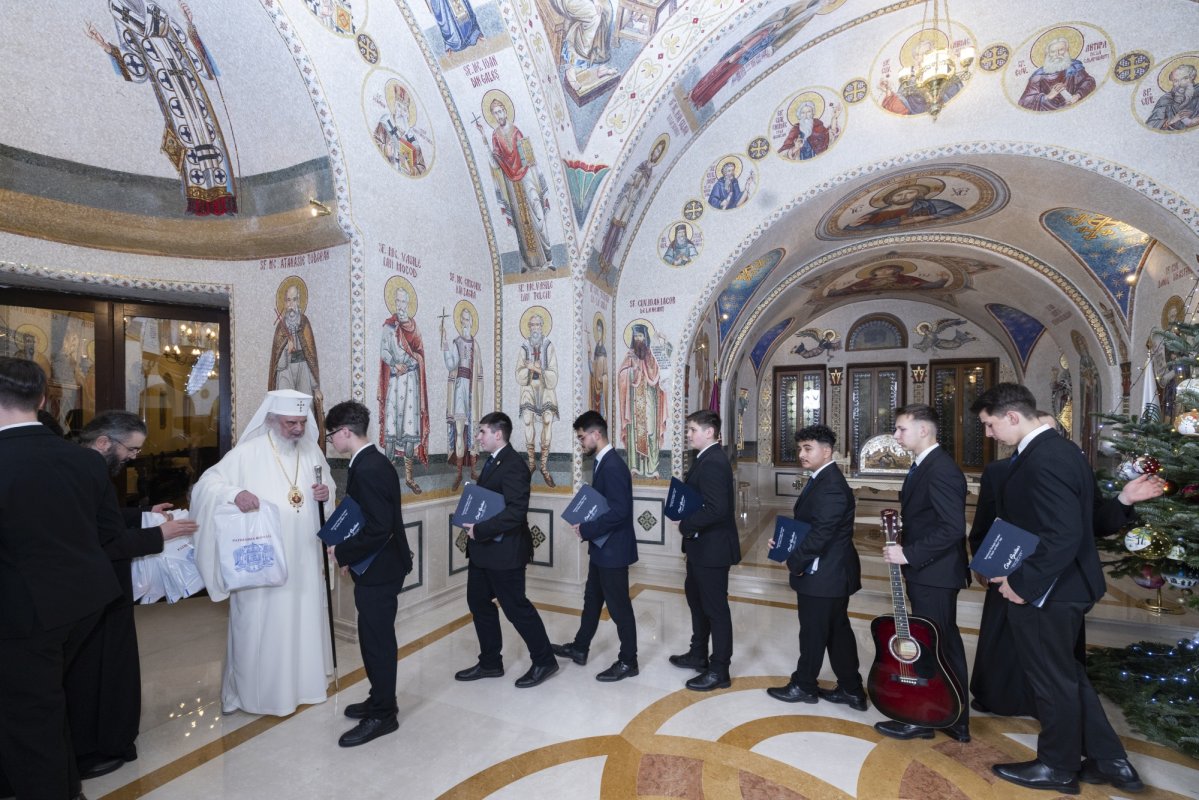 Primii colindători la Reședința Patriarhală din București 351103