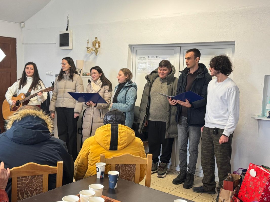 Colinde și daruri pentru vârstnici la Cantina „Sfânta Filofteia” 351253