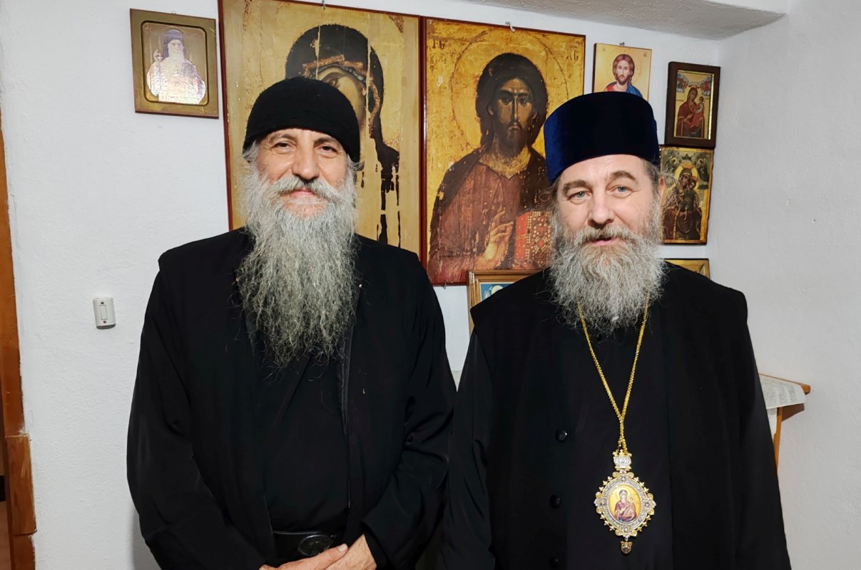 Slujire arhierească la Schitul Lacu din Sfântul Munte Athos 351144