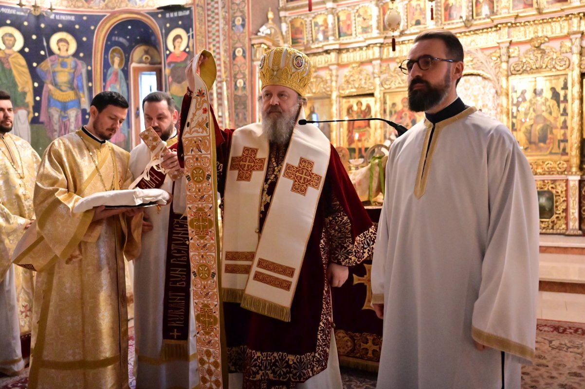 Slujiri arhierești la două mănăstiri din București 351267