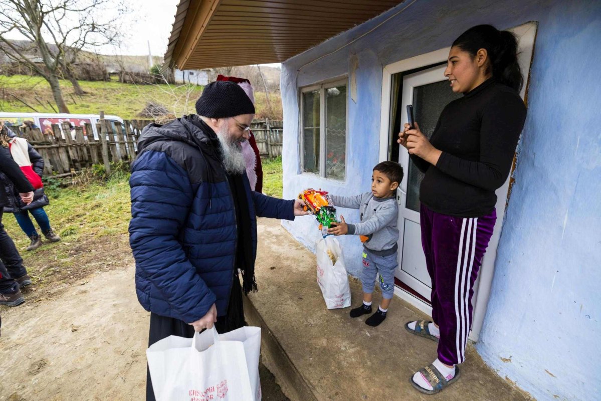 Veșnicul Dumnezeu coboară în timp și își asumă firea noastră umană 350483