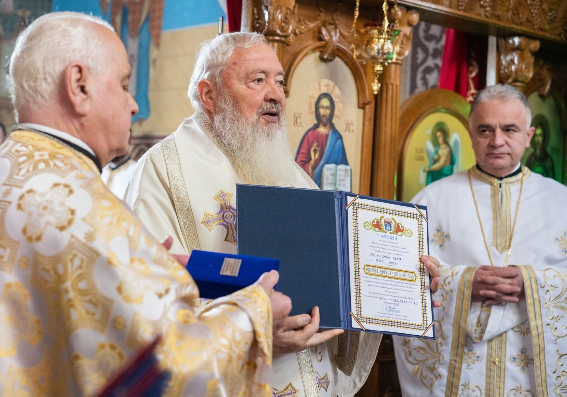 Binecuvântare arhierească în Biserica „Sfântul Dumitru” din Bistrița 351308