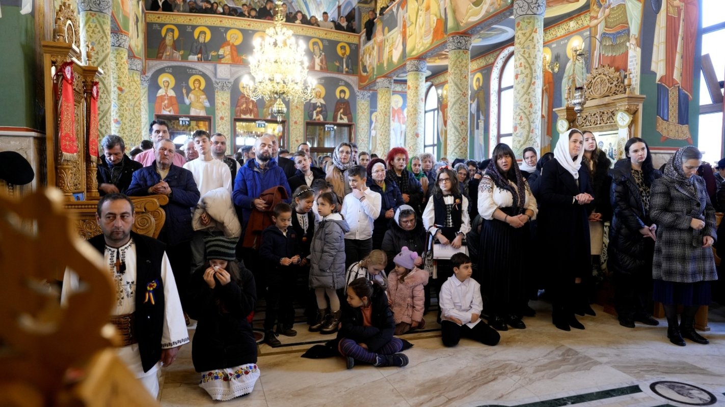 Liturghie arhierească în biserica nouă din cartierul sibian Turnişor 351301