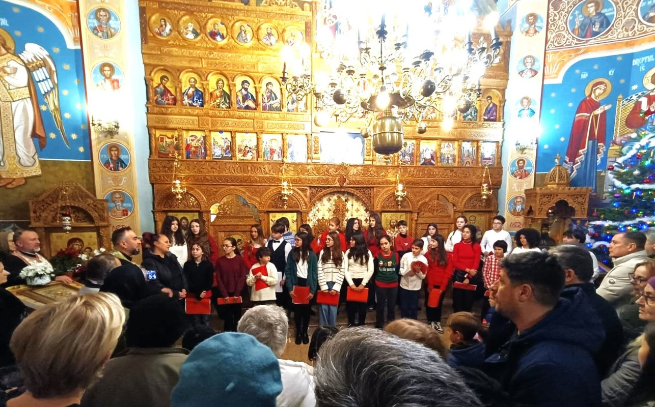 Vestea Nașterii Domnului adusă de tinerii artiști la o biserică din Capitală 351335