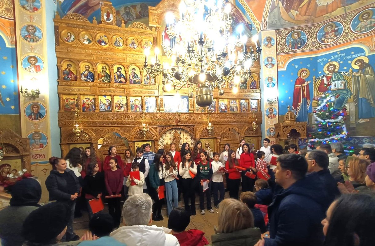 Vestea Nașterii Domnului adusă de tinerii artiști la o biserică din Capitală 351337