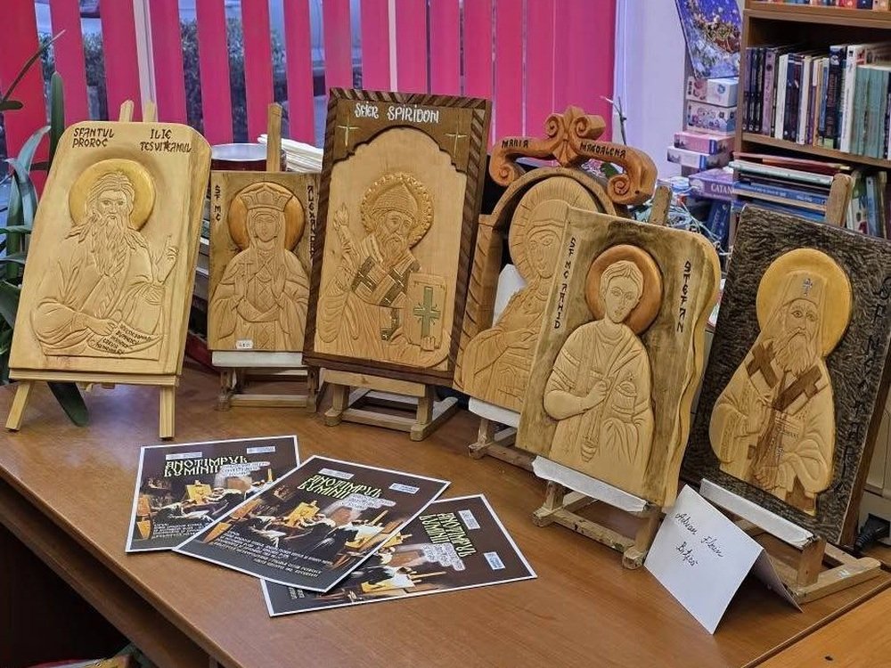 Icoane, cărți și peisaje la bibliotecă 351516