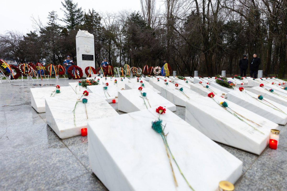 Slujbă de pomenire pentru eroii Revoluției la Aeroportul Otopeni 351580