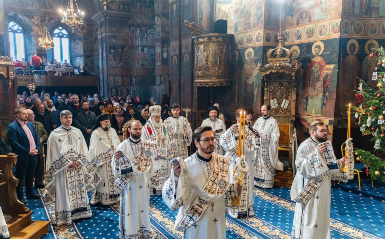 Liturghie arhierească, la catedrala din Roman, în prima zi de Crăciun 351777