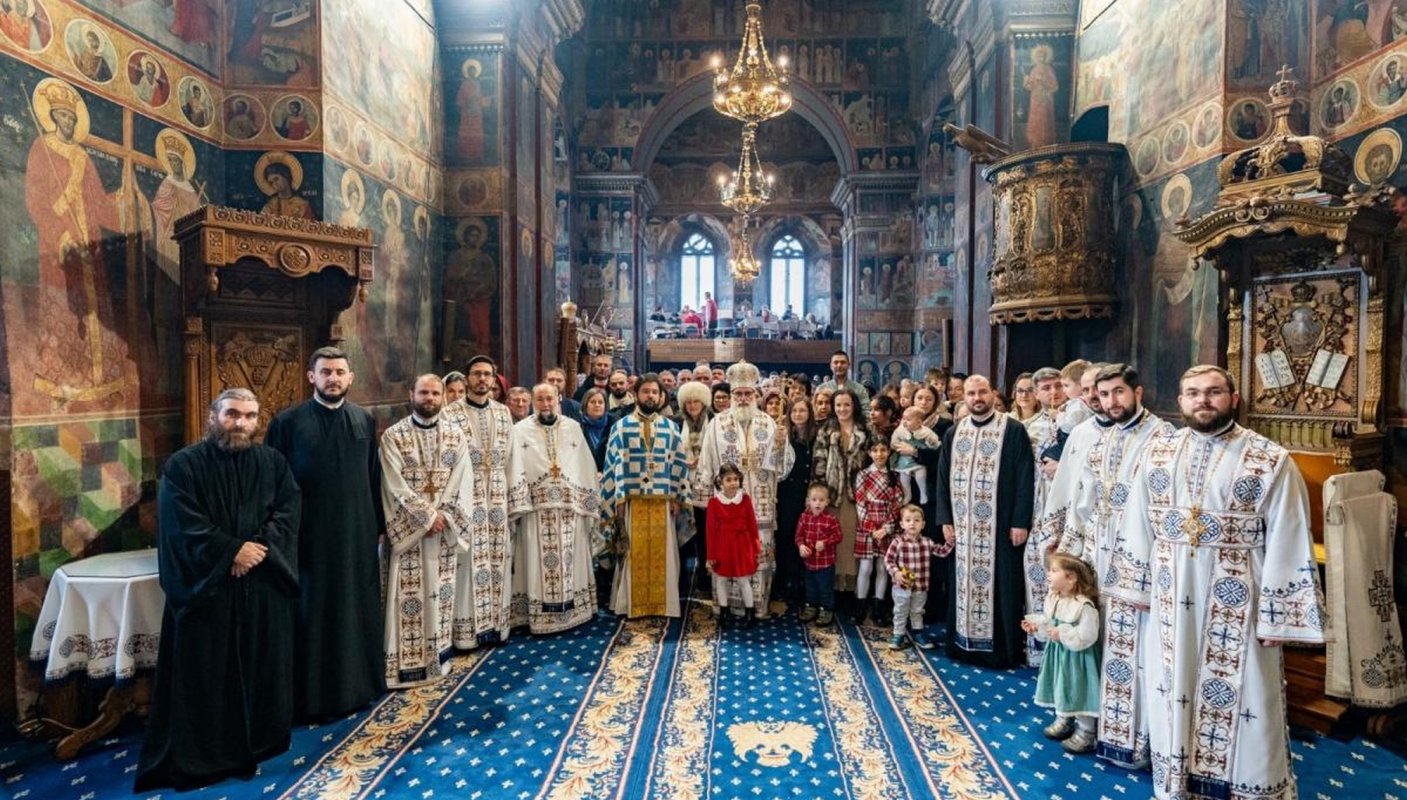 Liturghie arhierească, la catedrala din Roman, în prima zi de Crăciun 351778