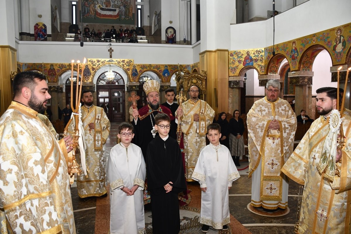 Sărbătoare luminoasă și daruri pentru copii la Caransebeș 351785