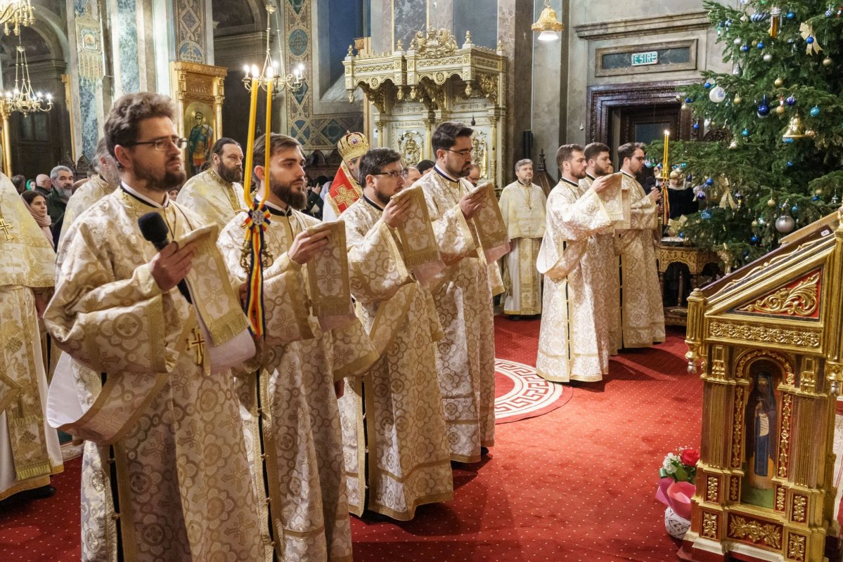 Credincioșii ieșeni au întâmpinat noul an în comuniune duhovnicească 352112