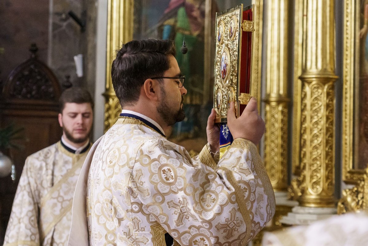 Credincioșii ieșeni au întâmpinat noul an în comuniune duhovnicească 352116