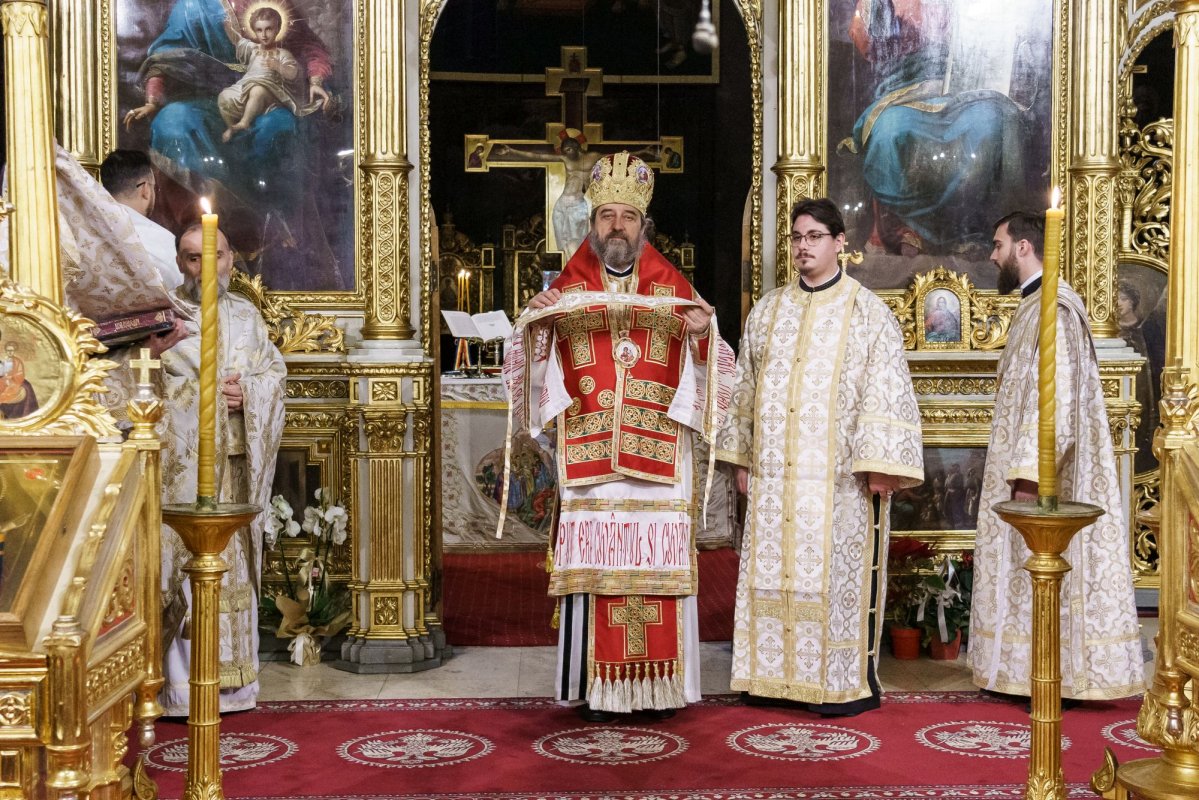 Credincioșii ieșeni au întâmpinat noul an în comuniune duhovnicească 352122