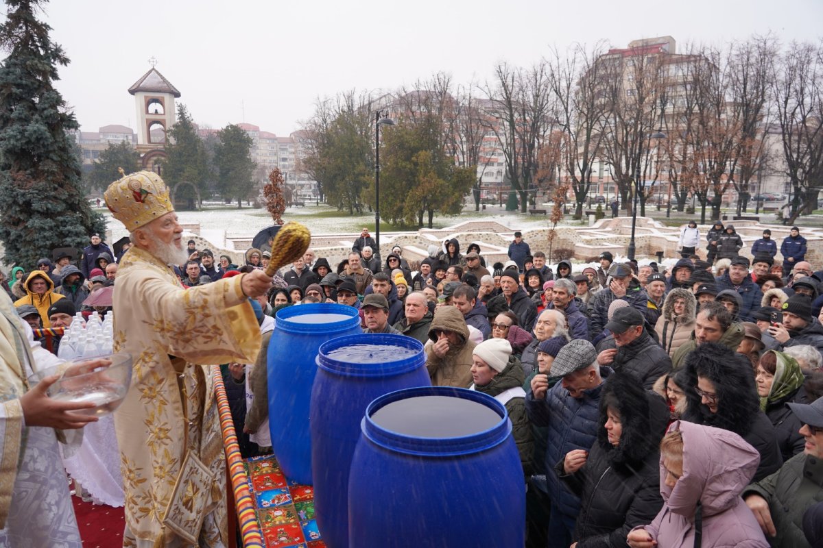 Botezul Domnului la catedrala din Târgoviște 352361