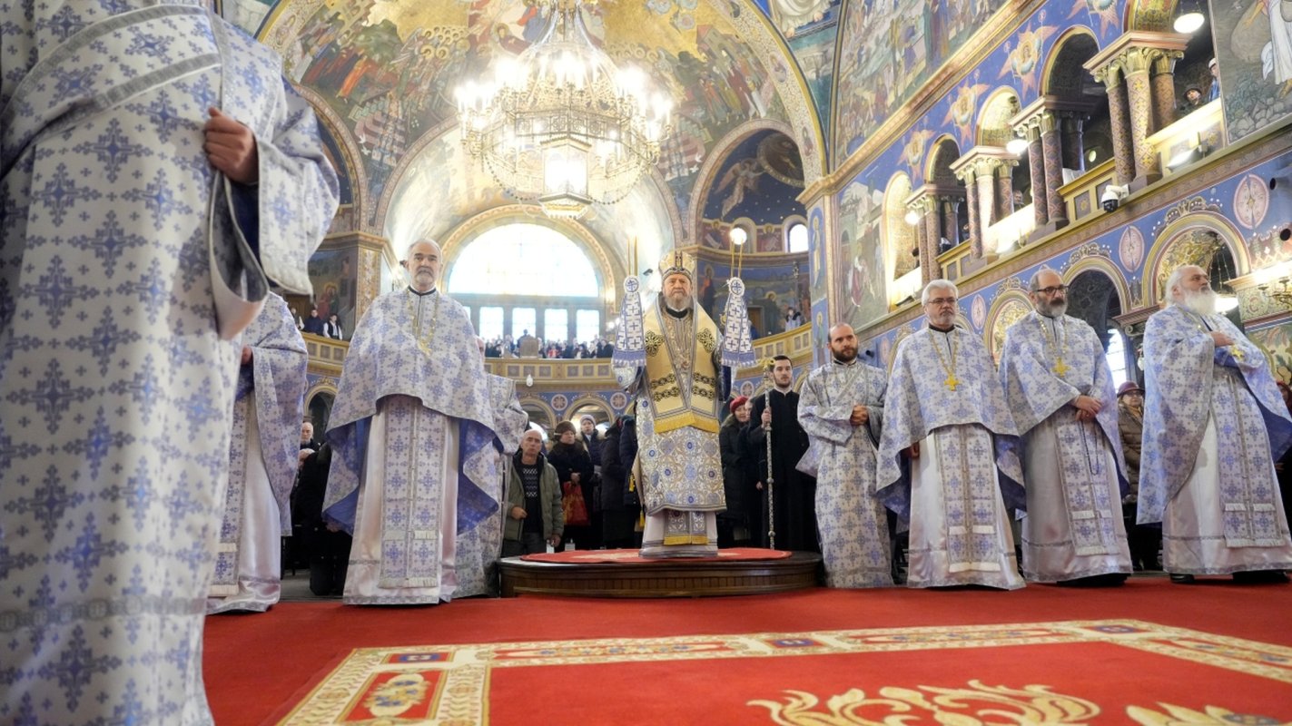 Mulţimi de credincioşi au primit Agheasma Mare la Catedrala Mitropolitană din Sibiu 352325