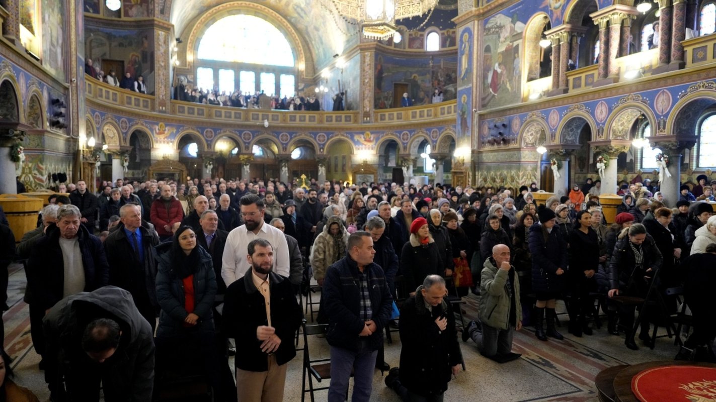 Mulţimi de credincioşi au primit Agheasma Mare la Catedrala Mitropolitană din Sibiu 352326
