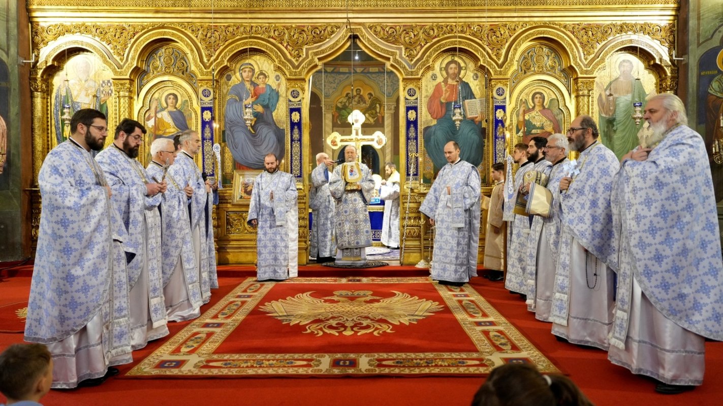 Mulţimi de credincioşi au primit Agheasma Mare la Catedrala Mitropolitană din Sibiu 352327