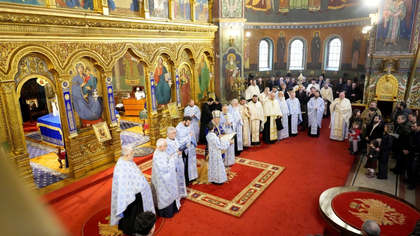 Mulţimi de credincioşi au primit Agheasma Mare la Catedrala Mitropolitană din Sibiu 352328