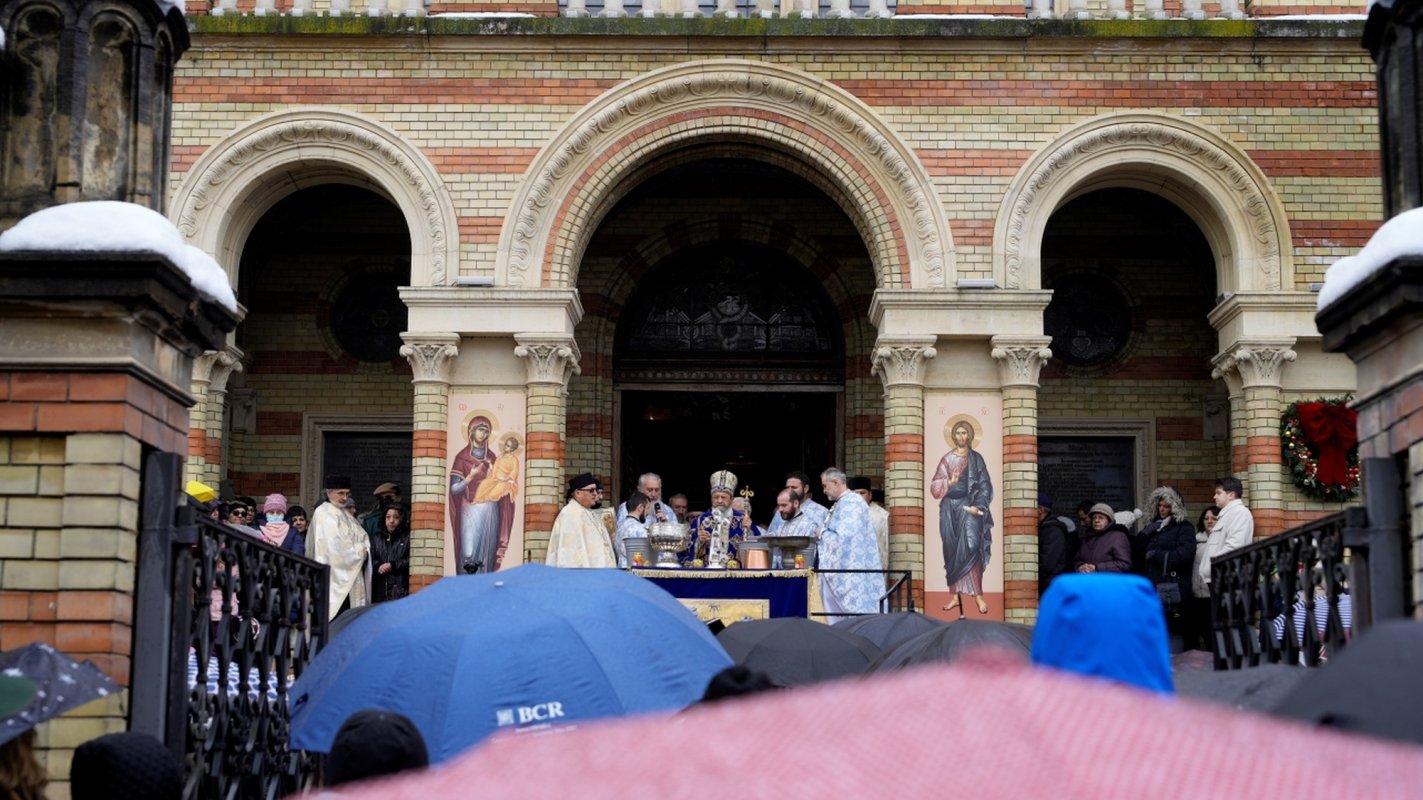 Mulţimi de credincioşi au primit Agheasma Mare la Catedrala Mitropolitană din Sibiu 352329