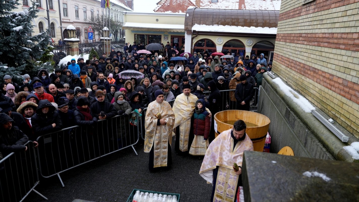 Mulţimi de credincioşi au primit Agheasma Mare la Catedrala Mitropolitană din Sibiu 352330