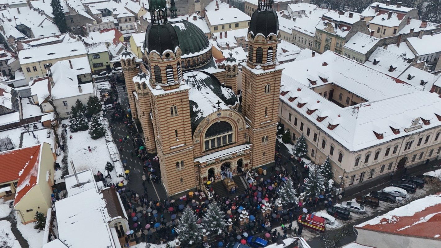 Mulţimi de credincioşi au primit Agheasma Mare la Catedrala Mitropolitană din Sibiu 352331