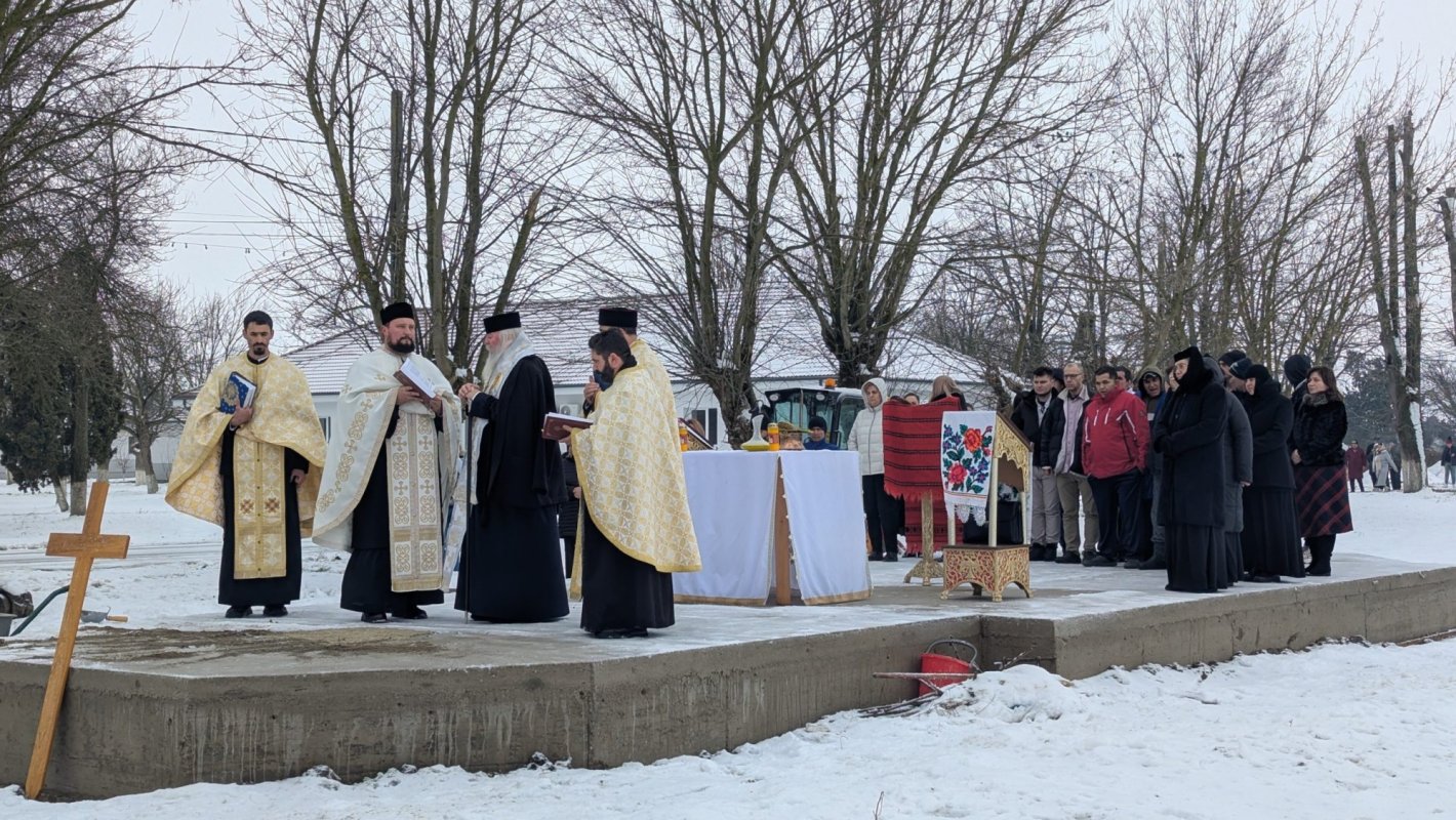 Mitropolitul Banatului în mijlocul pacienților de la spitalul din Jebel 352393