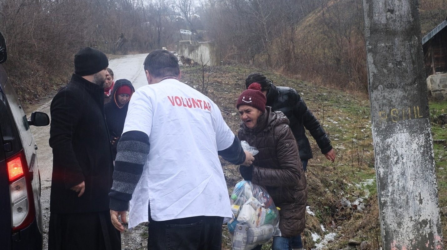 Voluntarii Paraclisului Catedralei Naționale aduc sprijin și speranță familiilor din Prahova 352388
