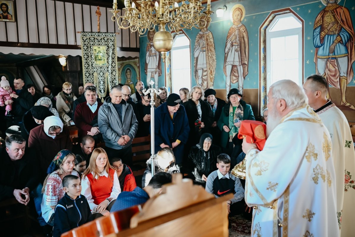Binecuvântare arhierească în Parohia Crăești 352595