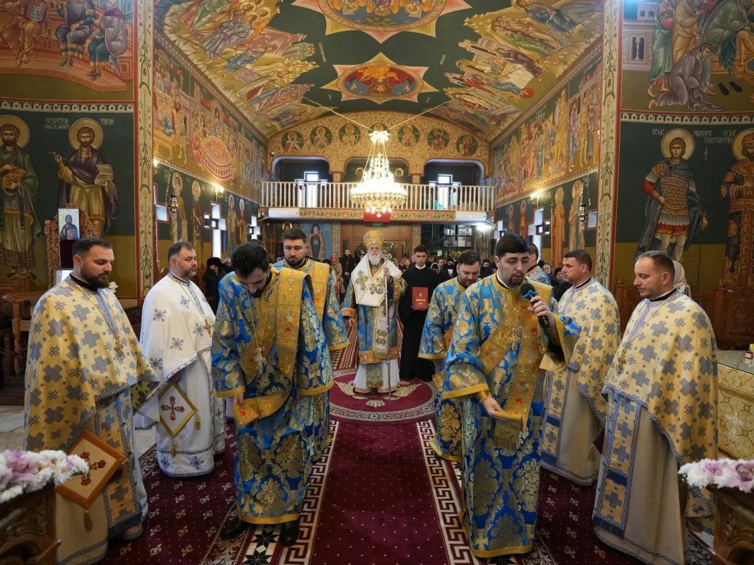 Slujire arhierească la o biserică din orașul Slobozia 352632
