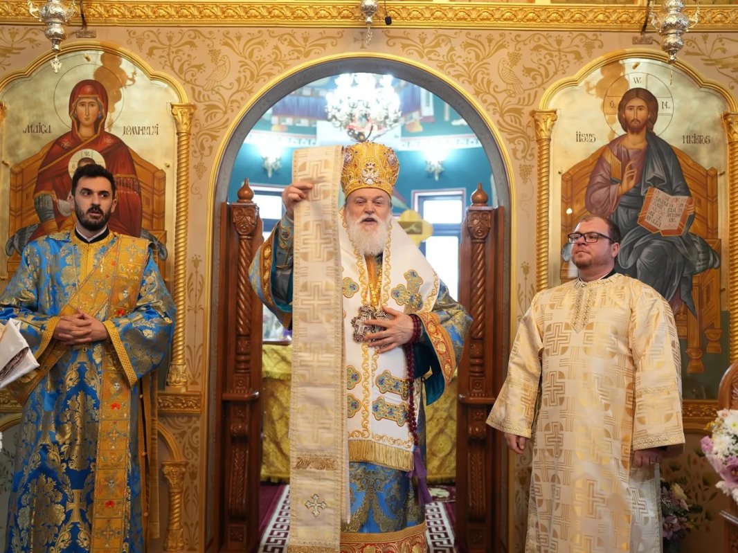 Slujire arhierească la o biserică din orașul Slobozia 352633