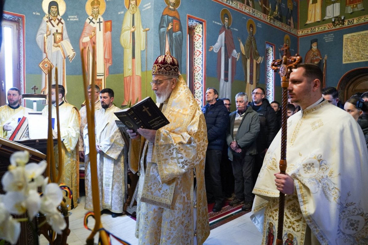 Slujire arhierească la un schit argeșean 352615